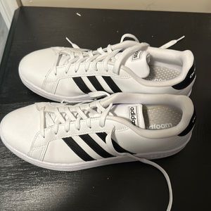 Barely worn Adidas men’s tennis shoes size 11.5